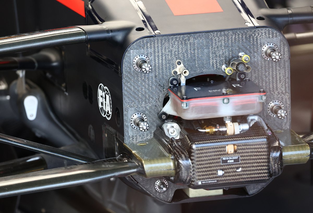 Red Bull Racing RB18, detalle técnico del depósito de líquido de frenos de los dos sistemas separados
