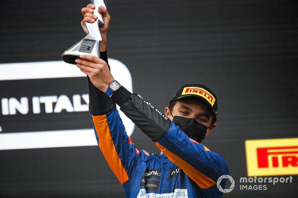 Lando Norris, McLaren, mengangkat trofi P3 GP Emilia Romagna.