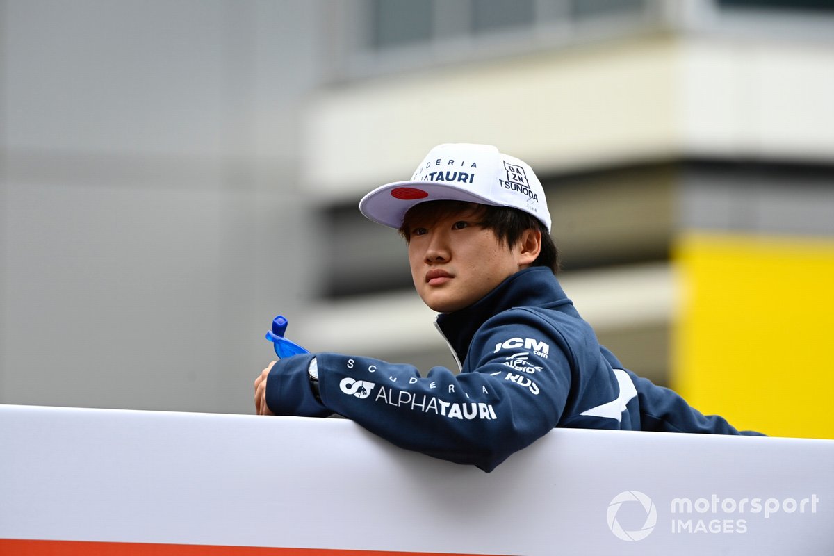 Yuki Tsunoda, AlphaTauri, in the drivers parade