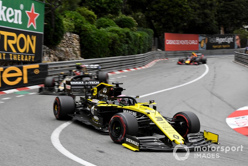 Daniel Ricciardo, Renault R.S.19, leads Kevin Magnussen, Haas F1 Team VF-19