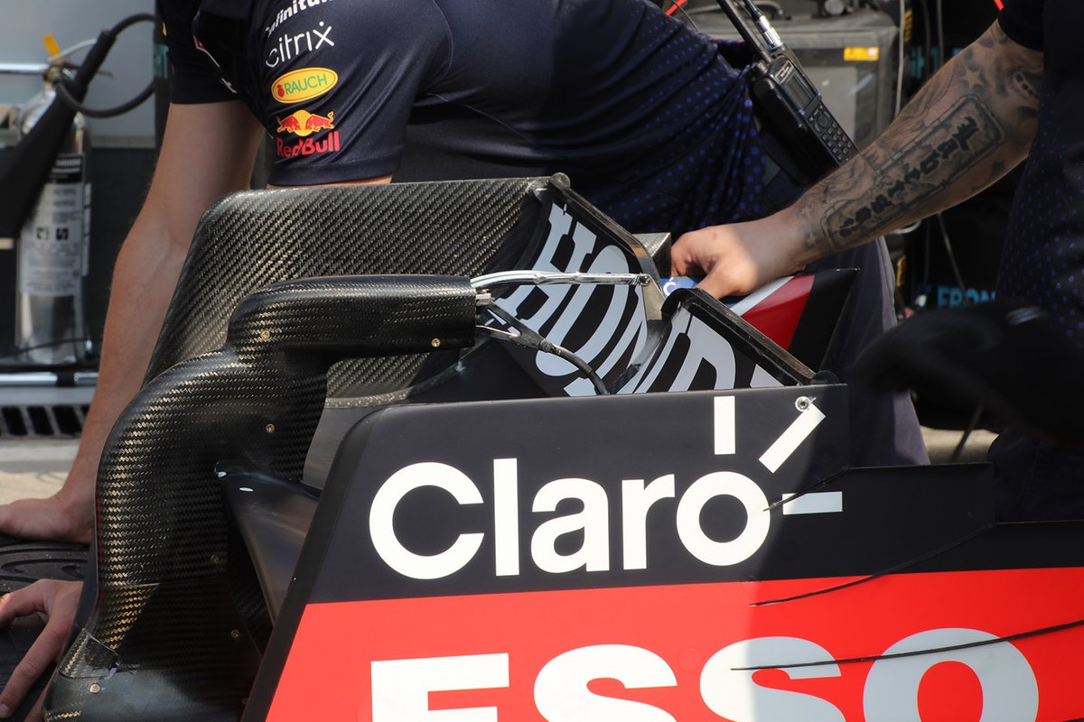 Red Bull Racing RB16B, dettaglio del comando del DRS molto esile