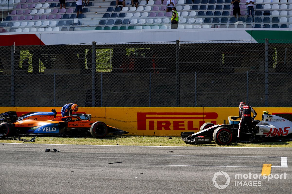 Carlos Sainz Jr., McLaren MCL35, et Kevin Magnussen, Haas VF-20, descendent de leurs monoplaces après le crash