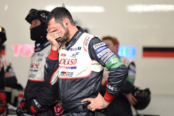 Los miembros del equipo Toyota Gazoo Racing reaccionan al retiro del coche #7