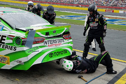 Reparatur am Auto von Kyle Busch, Joe Gibbs Racing Toyota, nach Crash