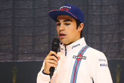 Lance Stroll bezoekt de F1 Racing-stand