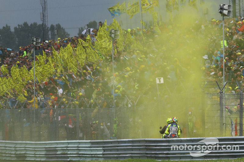Valentino Rossi, Yamaha Factory Racing op de scooter na zijn crash