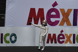 Ganador de la carrera Lewis Hamilton, Mercedes AMG F1