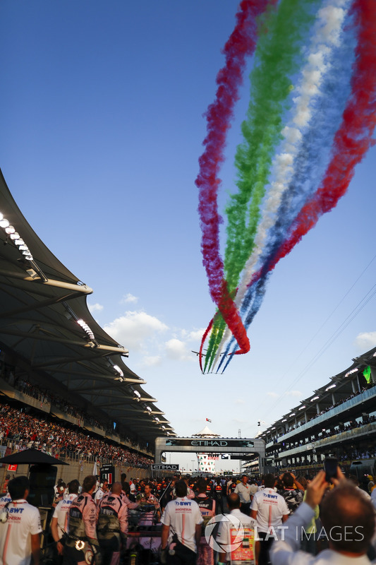 Aviones pasan sobre el circuito durante el himno