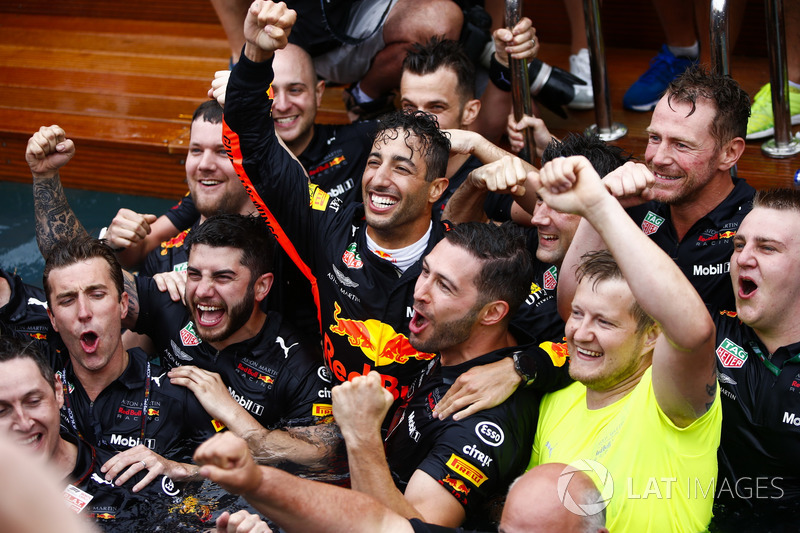 Yarış galibi Daniel Ricciardo, Red Bull Racing, Red Bull Energy Station havuzuna atlıyor
