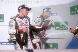 Podium: racewinnaar Anthony Davidson, Toyota Gazoo Racing