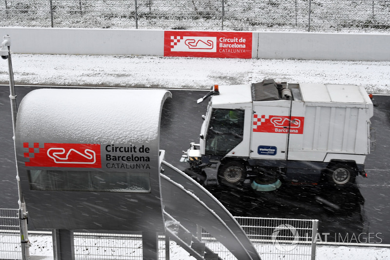 Camiones quitan la nieve del Circuit de Barcelona