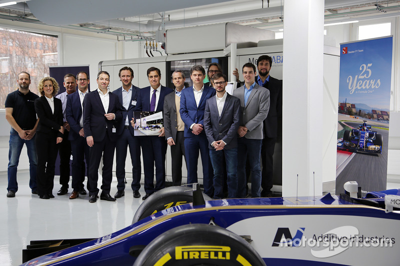 Ronnie van Grotel (Service Engineer, Additive Industries), Irina Schatorjé (Marketing Manager, Additive Industries), Axe Kruse (Production Director, Sauber Motosport AG), Christoph Hansen (Chief Wind Tunnel Production, Sauber Motorsport AG), Daan Kersten (co-founder/CEO, Additive Industries), Jonas Wintermans (co-founder/COO, Additive Industries), Pascal Picci (Chairman, Sauber Holding AG), Frederik Ulfsäter (Advisor to the board, Sauber Motorsport AG), Martijn Hamers (Manager Customer Lifecycle Support, Additive Industries), Steffen Schrodt (Head of Wind Tunnel Operations, Sauber Motorsport AG), Enrico Brunner (Manufacturing Operator, Sauber Motorsport AG), Marco Gehrig (Leader Metal AM, Sauber Motorsport AG), Marcelo Orchis (Partnership Manager, Sauber Motorsport AG)