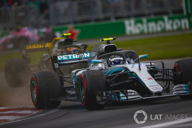 Valtteri Bottas, Mercedes AMG F1 W09, solleva dei detriti