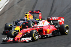 Кімі Райкконен, Ferrari SF16-H and Max Verstappen, Red Bull Racing RB12 battle for position