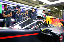 Daniel Ricciardo, Red Bull Racing RB12 with the aeroscreen