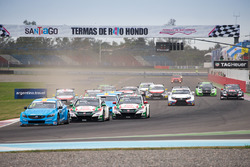 Start: Nicky Catsburg, Polestar Cyan Racing, Volvo S60 Polestar leidt