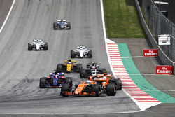 Fernando Alonso, McLaren MCL32, Stoffel Vandoorne, McLaren MCL32, Daniil Kvyat, Scuderia Toro Rosso