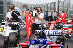 Sebastian Vettel, Ferrari, osserva la monoposto di Lewis Hamilton, Mercedes AMG F1 W08, nel parco ch