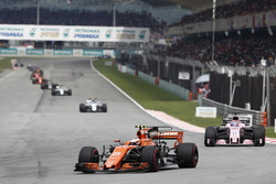 Stoffel Vandoorne, McLaren MCL32, Sergio Perez, Sahara Force India F1 VJM10