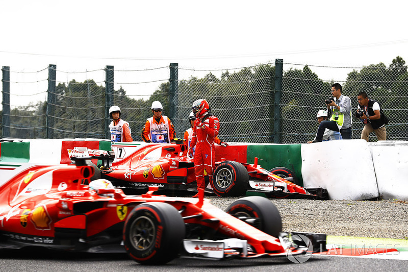 Sebastian Vettel, Ferrari SF70H, pasa a Kimi Raikkonen, Ferrari SF70H