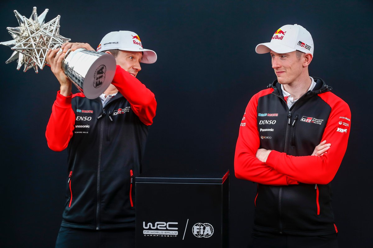 Sebastien Ogier, Toyota Gazoo Racing WRT, Elfyn Evans, Toyota Gazoo Racing WRT dengan trofi WRC