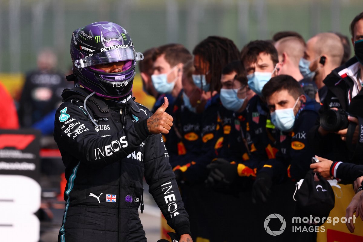 Lewis Hamilton, Mercedes, bersama kru pitnya di Parc Ferme