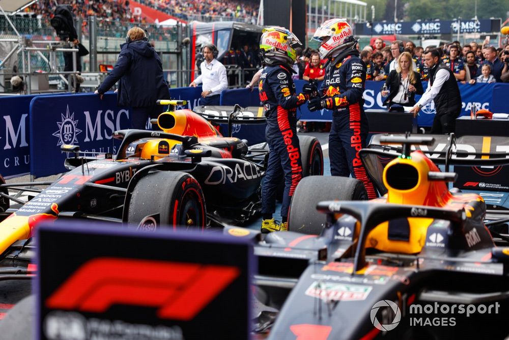 Sergio Pérez y Max Verstappen se saludan tras el GP de Bélgica 2023.