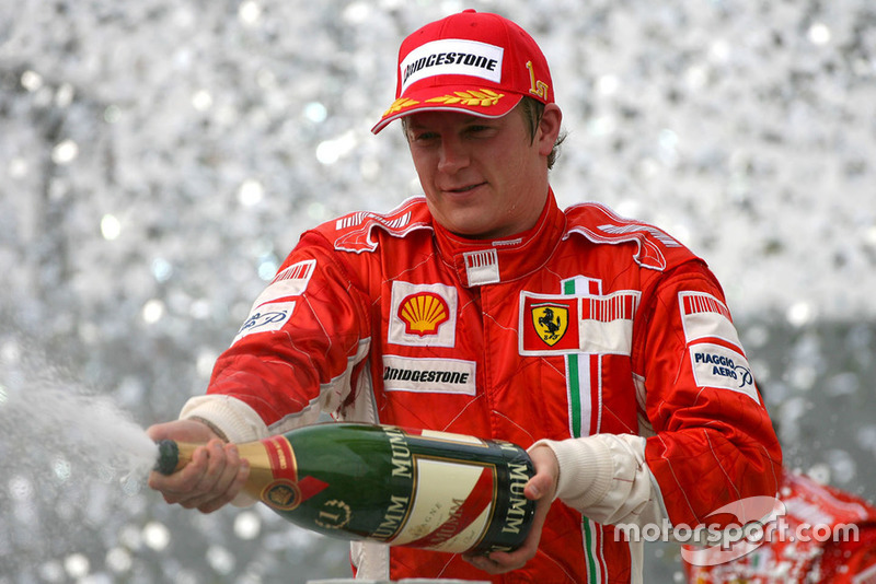 Kimi Raikkonen viert zijn wereldtitel op het podium na de Braziliaanse GP van 2007