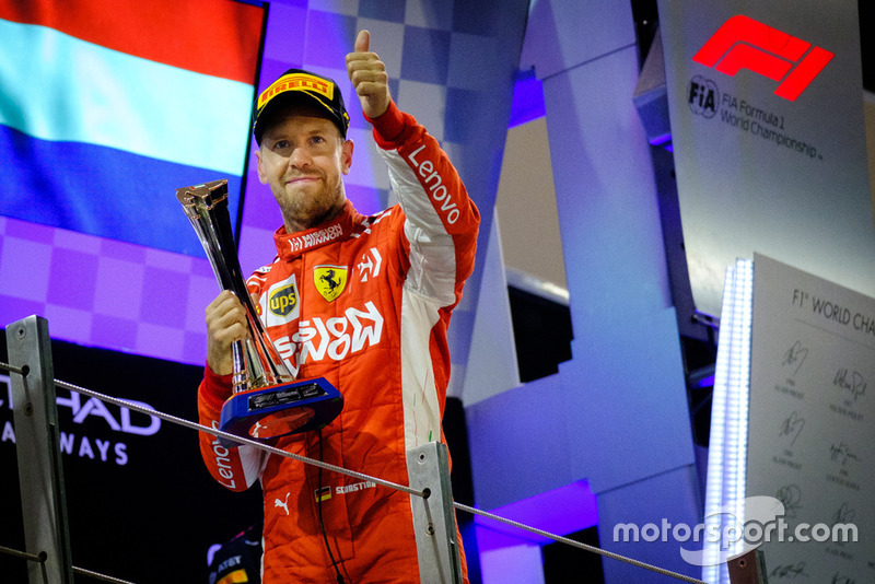 Le deuxième, Sebastian Vettel, Ferrari SF71H, avec son trophée