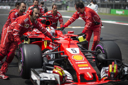 Sebastian Vettel, Ferrari SF70H, Ferrari mechanics