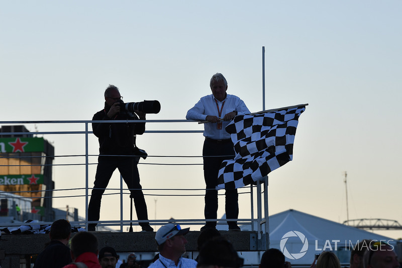 Bandera a cuadros en la carrera de balsas