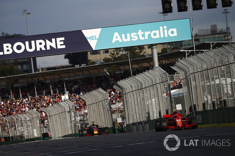 Kimi Raikkonen, Ferrari SF71H, precede Daniel Ricciardo, Red Bull Racing RB14 Tag Heuer