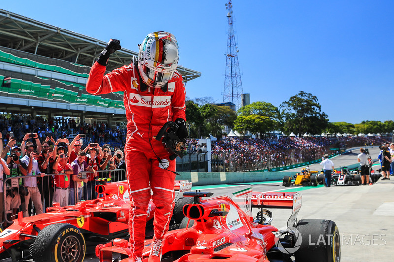 Ganador del GP de Brasil 2017, Sebastian Vettel, Ferrari SF70H celebra en parc fermé.