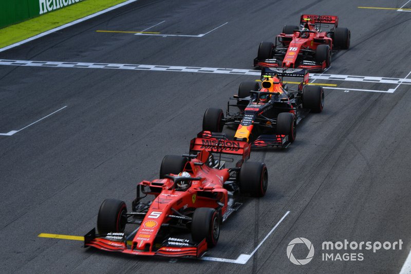 Sebastian Vettel, Ferrari SF90, devant Alexander Albon, Red Bull RB15, et Charles Leclerc, Ferrari SF90, après le restart