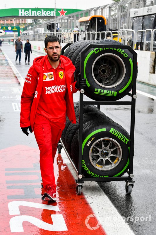 Механик Ferrari и шины Pirelli