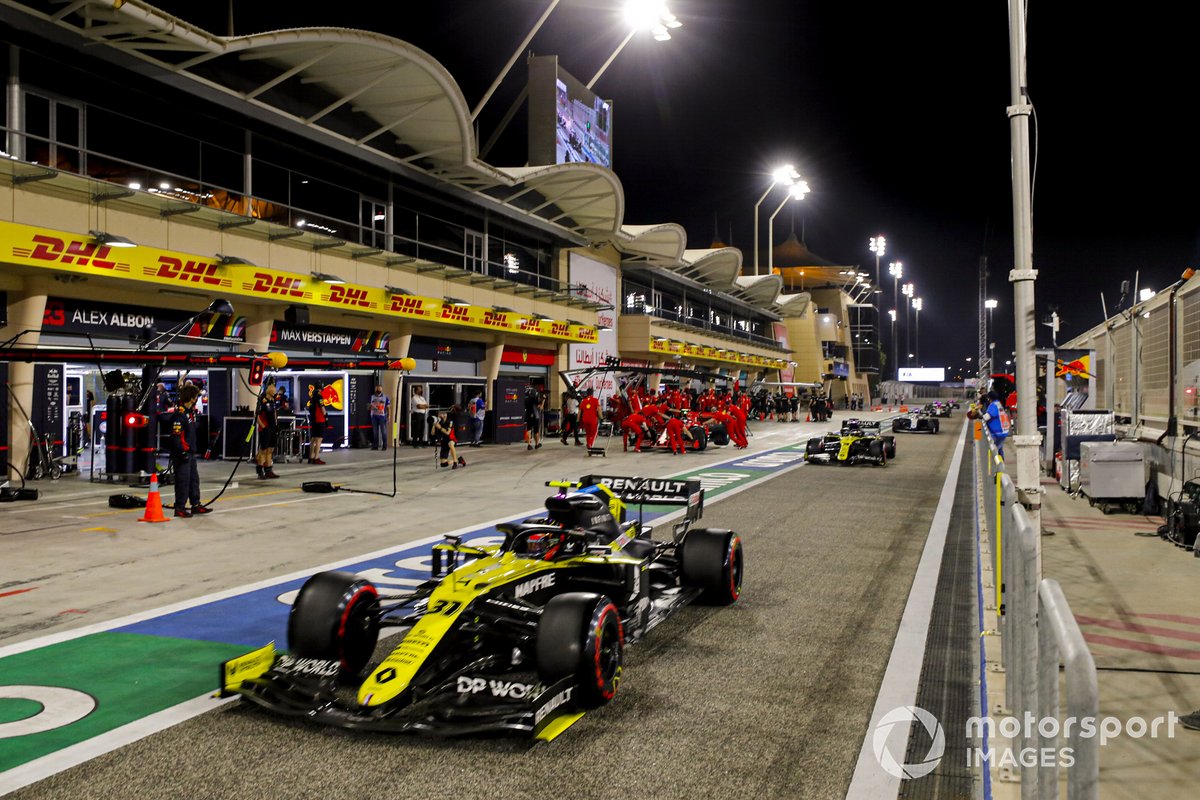 Esteban Ocon, Renault F1 Team R.S.20, Daniel Ricciardo, Renault F1 Team R.S.20, in the pit lane