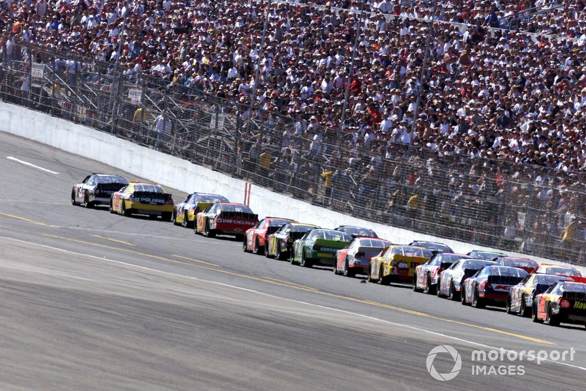 Dale Earnhardt encabeza la parrilla