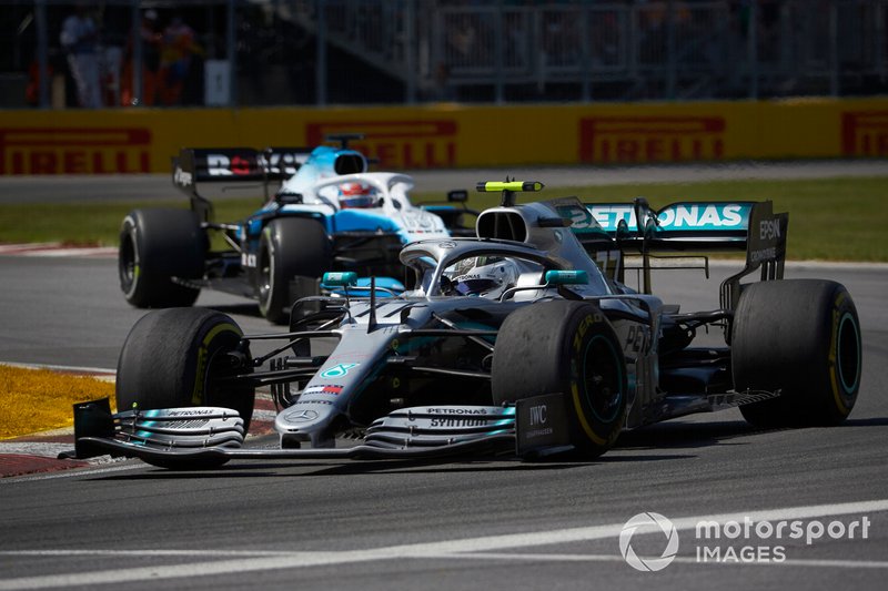 Valtteri Bottas, Mercedes AMG W10, devant George Russell, Williams Racing FW42