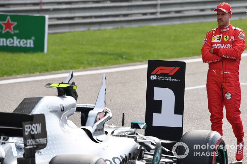 Sebastian Vettel, Ferrari, regardant la Mercedes AMG F1 W10 de ses rivaux