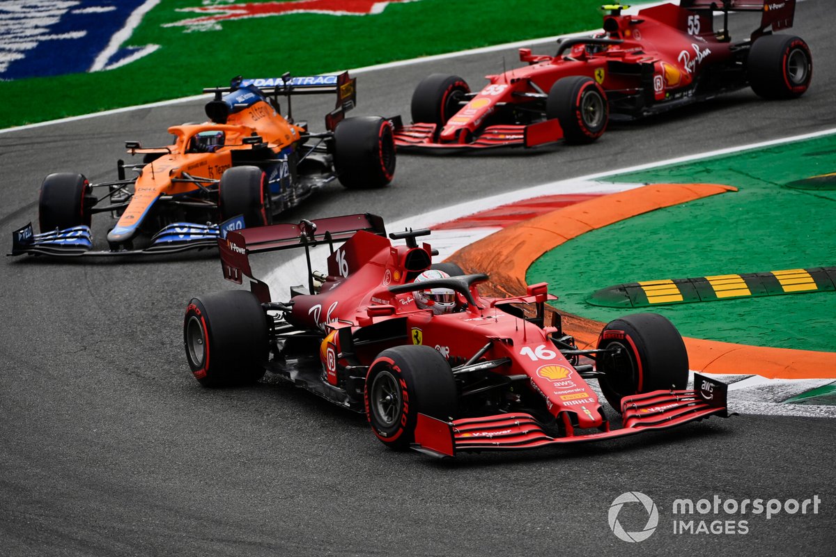 Charles Leclerc, Ferrari SF21, Daniel Ricciardo, McLaren MCL35M, y Carlos Sainz Jr., Ferrari SF21