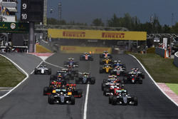 El arranque, Nico Rosberg, Mercedes AMG F1 Team y Lewis Hamilton, Mercedes AMG F1 Team