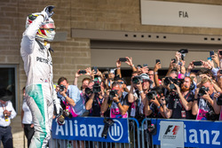 Racewinnaar Lewis Hamilton, Mercedes AMG F1 in parc ferme