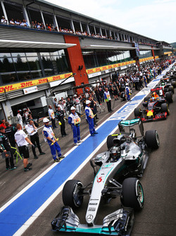 Ніко Росберг, Mercedes AMG F1 W07 Hybrid на піт-лейн після зупинки гонки