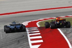Valtteri Bottas, Mercedes AMG F1 W08, in lotta con Max Verstappen, Red Bull Racing RB13