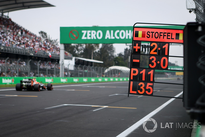 Letrero de Stoffel Vandoorne, McLaren MCL32