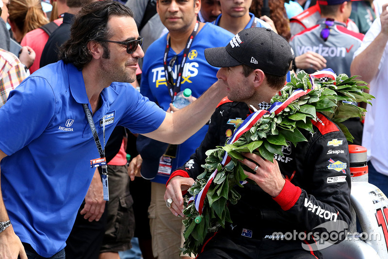 Il vincitore della gara Will Power, Team Penske Chevrolet con Dario Franchitti