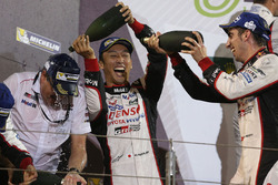 LMP1 Podyum: Yarış galibi Sébastien Buemi, Kazuki Nakajima, Toyota Gazoo Racing