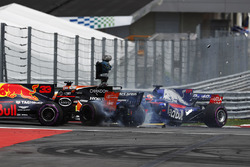 Kollision: Daniil Kvyat, Scuderia Toro Rosso STR12; Fernando Alonso, McLaren MCL32