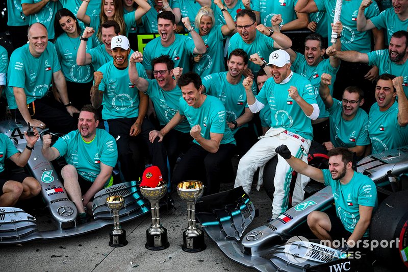 Valtteri Bottas, Mercedes AMG F1, 1e plaats, Lewis Hamilton, Mercedes AMG F1, 3e plaats, en het Mercedes-team vieren feest