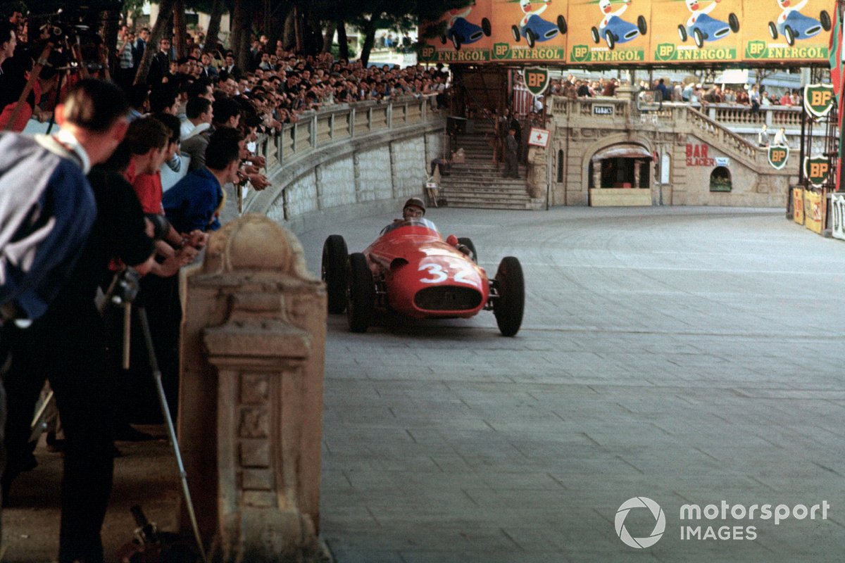 Juan Manuel Fangio jaagt zijn Maserati door de straten van Monaco.